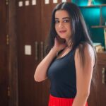 Rawaa El Saady Instagram - النجمة روعة السعدي من كواليس مسلسل الصديقات Starring Rawaa AlSaadi on Friends series . . . . Directed by : @mohamad_z_ragab Written by : @jawdat_albik & ahmad alsayed Fashion Designer 👗🪡 : @dima Hair 💇‍♀️ :@shplejonuor Dop : Samir Aarabi Makeup by 👩‍🎤💅 : @javadk1356 Photography : @badrmurads Production : @kabandmedia مدير تنفيذي : @ayham_kaband منتج منفذ : فراس الجاجة . . . . . . . #drama #2023 #2024 #summer #ramadan #ramadan2024 #dubai #syria #work #show #fashion #tv #actor #nazli_rawas #nazli #abudhabi #fyp #reels #mystyle #mydubai #fun #روعة_السعدي #رمضان #رمضان ٢٠٢٤