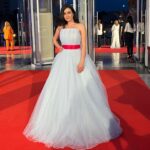 Rawaa El Saady Instagram - من حفل افتتاح #المهرجان_العربي_للإذاعة_و_التلفزيون شكرا لإدارة المهرجان .. تكريمي ببلد جميل متل #تونس شرف كبير ❤️❤️ وشكرا للشعب التونسي اللطيف …. شكرا هاني ومهند عالتصميم الحلو 🤍 👗 @hanimuhannadcouture @hanen_coif 💄