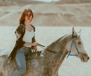 Rawan Mahdi Instagram - الشوق مسراه لك دايم ومعراجه

A mini walk without a saddle 😍
Posture is still good thanks to the amazing horse rider @hussainitooo 🐎

📸 by talented @aameendashti 🖤