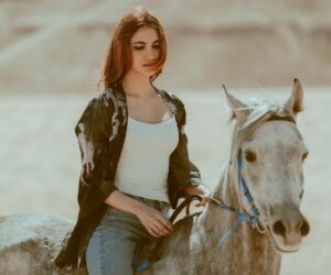 Rawan Mahdi Instagram - الشوق مسراه لك دايم ومعراجه

A mini walk without a saddle 😍
Posture is still good thanks to the amazing horse rider @hussainitooo 🐎

📸 by talented @aameendashti 🖤