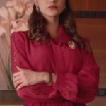 Rawan Mahdi Instagram - The countdown is on… @netflixmena’s The Exchange will be streaming in the region on February 8. Based on real-life events, the upcoming show is about two women who set out to work at the stock market in Kuwait during the 1980s. Starring actresses @rawan_vii and @monahussainm, the series highlights the challenges the characters face in a male-dominated industry. “I felt this story needed to be shared because sometimes we need to be reminded never to fear being the first to dare into the unknown or the unfamiliar. There is power in that,“ says co-writer Nadia Ahmed; tap the link in bio to read more. تطرح نتفليكس مسلسلها الكويتي الجديد، الصفقة، الذي تدور أحداثه حول سيدتين في سوق البورصة الكويتي الثمانينات. كانت هذه القصة تناج تعاون يجمع ثلاثة كتّاب، وهم نادية أحمد، والزوجين آن وآدم سوبيل، تقول نادية التي استوحت قصة المسلسل من نضال والدتها في العقود الماضية: “فكرت في هذه القصة عندما كنت أسعى جاهدة لتحديد مصيري، في ظروف مماثلة لظروف فريدة ومنيرة[الشخصيات الرئسية في المسلسل]، عدت بالذاكرة إلى طفولتي ووجدت مثالاً لامرأة قوية الإرادة كان لها الأثر الأكبر على حياتي وهي والدتي، شعرت أن هذه القصة يجب أن تروى لأننا في بعض الأحيان نحتاج إلى أن نتغلب على خوفنا من أن نكون أول من يتجرأ على اقتحام المجهول أو عيش التجارب غير المألوفة". #TheExchange #NetflixMena #نتفليكس #الصفقة#Netflix