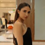 Rawan Mahdi Instagram - Pictures of a girl inside a Tiffany’s box🧚🏼‍♀️ Taken by @behind_the_abnus 🤩 Thank you @fauxconsultancy and @tiffanyandco for having me in this interesting diamond experience💎 Big thank you to my Glam Team 🖤 Styled by @daylalstylist Wardrobe @alyasra @maxmara Makeup by @beautyfigure_ Hair done by @nailstationkw