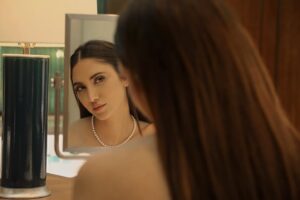 Rawan Mahdi Instagram - Pictures of a girl inside a Tiffany’s box🧚🏼‍♀️ 
Taken by @behind_the_abnus 🤩
Thank you @fauxconsultancy and @tiffanyandco for having me in this interesting diamond experience💎

Big thank you to my Glam Team 🖤
Styled by @daylalstylist 
Wardrobe @alyasra @maxmara 
Makeup by @beautyfigure_ 
Hair done by @nailstationkw