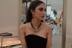 Rawan Mahdi Instagram - Pictures of a girl inside a Tiffany’s box🧚🏼‍♀️ 
Taken by @behind_the_abnus 🤩
Thank you @fauxconsultancy and @tiffanyandco for having me in this interesting diamond experience💎

Big thank you to my Glam Team 🖤
Styled by @daylalstylist 
Wardrobe @alyasra @maxmara 
Makeup by @beautyfigure_ 
Hair done by @nailstationkw