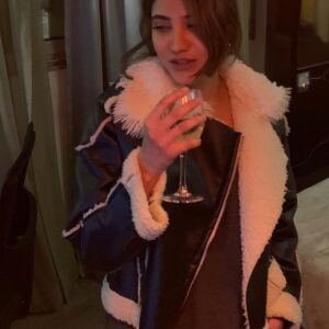 Rawan Mahdi Instagram - كلما رأيتكَ في قلبي
تبسّمتُ بصمت.. .. 
*مهدي