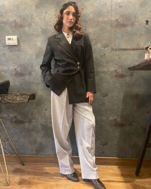 Rawan Mahdi Instagram - In between press conference and the premier, looking good and feeling good 🤍

Styled by my loves @amplifiedeyecandy.co Thank you girls for your kindness and love.

Big thank you @harveynicholskuwait for always being with me.

Hair by my favorite @id_beautyrefinery