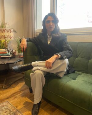 Rawan Mahdi Instagram - In between press conference and the premier, looking good and feeling good 🤍

Styled by my loves @amplifiedeyecandy.co Thank you girls for your kindness and love.

Big thank you @harveynicholskuwait for always being with me.

Hair by my favorite @id_beautyrefinery