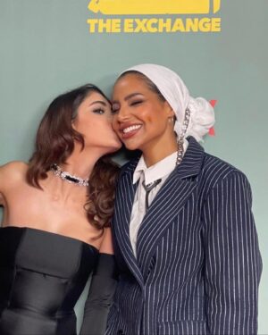 Rawan Mahdi Instagram - من سبع سنين حلمت حلم تحقق بهاليوم .. 
أرى نفسي عاجزة عن التعبير الآن لكن كل ما أستطيع قوله أنه من النادر أن تتجانس العمليات الإنتاجية مع روح الحالة الدرامية وملحقاتها فمباركةٌ لنا هذه الخطوة آملين أن تفتح لنا جيل جديد من القصص المختلفة والمنفردة والمؤثرة بمعايير إنتاجية حريصة وعالية.. 

الأشخاص الذين أود شكرهم كثيرون ويعرفون أنفسهم 
شكراً لكم فرداً فرداً على إيمانكم واهتمامكم بي ❤️

Thank you for giving us a valuable story to work on @iamnadiaahmad  @annesobel ❤️
Thank you my family in @netflixmena @themaryamfiles and @beyondreams_co ❤️
Thank you for our guests of honor for supporting our series ❤️

Big thank you to the best Glam Squad🖤
Styled by @amplifiedeyecandy.co 
Dress by @bazzaalzouman 
Make up by @_abouttoexplode 
Hair by @id_beautyrefinery
Jewelry by @zoughaibandco.kuwait