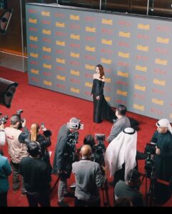 Rawan Mahdi Instagram - من سبع سنين حلمت حلم تحقق بهاليوم .. أرى نفسي عاجزة عن التعبير الآن لكن كل ما أستطيع قوله أنه من النادر أن تتجانس العمليات الإنتاجية مع روح الحالة الدرامية وملحقاتها فمباركةٌ لنا هذه الخطوة آملين أن تفتح لنا جيل جديد من القصص المختلفة والمنفردة والمؤثرة بمعايير إنتاجية حريصة وعالية.. الأشخاص الذين أود شكرهم كثيرون ويعرفون أنفسهم شكراً لكم فرداً فرداً على إيمانكم واهتمامكم بي ❤️ Thank you for giving us a valuable story to work on @iamnadiaahmad @annesobel ❤️ Thank you my family in @netflixmena @themaryamfiles and @beyondreams_co ❤️ Thank you for our guests of honor for supporting our series ❤️ Big thank you to the best Glam Squad🖤 Styled by @amplifiedeyecandy.co Dress by @bazzaalzouman Make up by @_abouttoexplode Hair by @id_beautyrefinery Jewelry by @zoughaibandco.kuwait