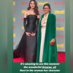 Rawan Mahdi Instagram - من سبع سنين حلمت حلم تحقق بهاليوم .. أرى نفسي عاجزة عن التعبير الآن لكن كل ما أستطيع قوله أنه من النادر أن تتجانس العمليات الإنتاجية مع روح الحالة الدرامية وملحقاتها فمباركةٌ لنا هذه الخطوة آملين أن تفتح لنا جيل جديد من القصص المختلفة والمنفردة والمؤثرة بمعايير إنتاجية حريصة وعالية.. الأشخاص الذين أود شكرهم كثيرون ويعرفون أنفسهم شكراً لكم فرداً فرداً على إيمانكم واهتمامكم بي ❤️ Thank you for giving us a valuable story to work on @iamnadiaahmad @annesobel ❤️ Thank you my family in @netflixmena @themaryamfiles and @beyondreams_co ❤️ Thank you for our guests of honor for supporting our series ❤️ Big thank you to the best Glam Squad🖤 Styled by @amplifiedeyecandy.co Dress by @bazzaalzouman Make up by @_abouttoexplode Hair by @id_beautyrefinery Jewelry by @zoughaibandco.kuwait