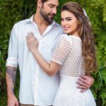 Rayanne Morais Instagram – O nosso primeiro sim para uma jornada juntos.
Nesse dia o coração acelerou, as mãos tremiam e a felicidade tomou conta. Tamanha era a nossa gratidão a Deus. Pois Ele faz tudo novo, Ele restitui anos em dias, Ele é o dono do tempo e as Suas promessas nunca falham.
Gênesis 19:17 “Assim que os tiraram da cidade, um deles disse a Ló: “Fuja por amor à vida! Não olhe para trás e não pare em lugar nenhum da planície! Fuja para as montanhas, ou você será morto!”
As promessas de Deus é vida!!!
Não pare e nem olhe para trás pois grandes coisas tem o Senhor pra ti. O seu lugar de morada e no alto nas montanhas.
🤍
Foto: @jessicalimafotografia
Vestido: @santhamodaoficial
Alianças: @reisman_aliancas
