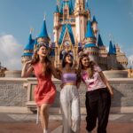 Rayanne Morais Instagram - Disney photodump 🫶🏻 Sobre dias inesquecíveis, cheio de amor, diversão, amizade, cumplicidade e palhaçada que não podia faltar nesse grupo 🤣 Registro By @fotos_na_disney 👏🏻 @victorpecoraro @amayaravieira @brendhahaddad @ricardogaeta_ @julianakelling @franklinmedrado @suhmedrado @beeafrancaa @alexandreagostinho 😘❤️