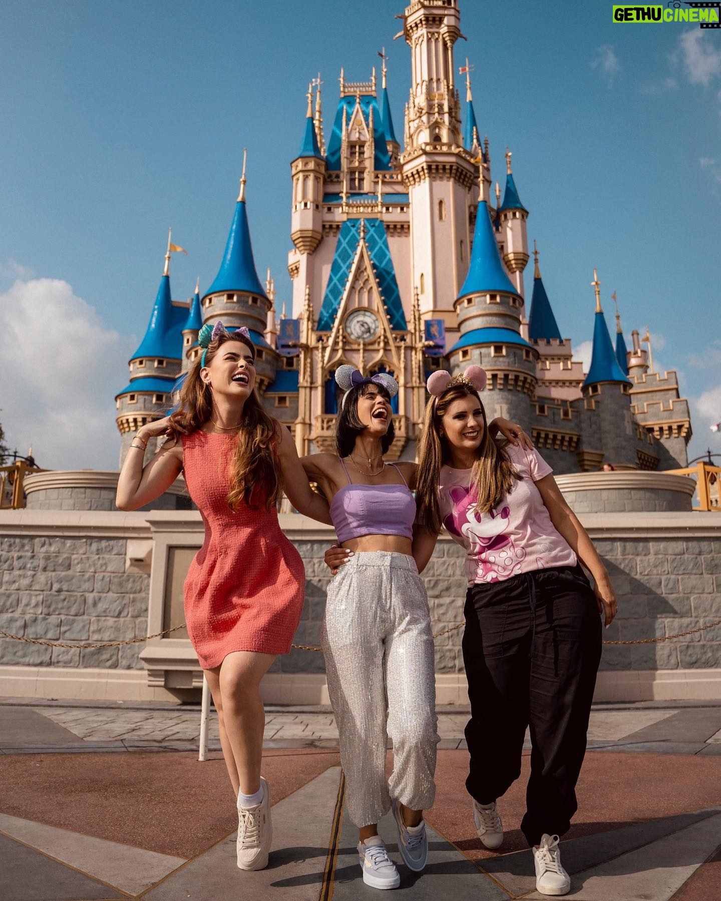 Rayanne Morais Instagram - Disney photodump 🫶🏻 Sobre dias inesquecíveis, cheio de amor, diversão, amizade, cumplicidade e palhaçada que não podia faltar nesse grupo 🤣 Registro By @fotos_na_disney 👏🏻 @victorpecoraro @amayaravieira @brendhahaddad @ricardogaeta_ @julianakelling @franklinmedrado @suhmedrado @beeafrancaa @alexandreagostinho 😘❤️
