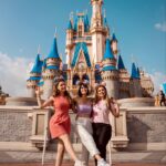 Rayanne Morais Instagram - Disney photodump 🫶🏻 Sobre dias inesquecíveis, cheio de amor, diversão, amizade, cumplicidade e palhaçada que não podia faltar nesse grupo 🤣 Registro By @fotos_na_disney 👏🏻 @victorpecoraro @amayaravieira @brendhahaddad @ricardogaeta_ @julianakelling @franklinmedrado @suhmedrado @beeafrancaa @alexandreagostinho 😘❤️