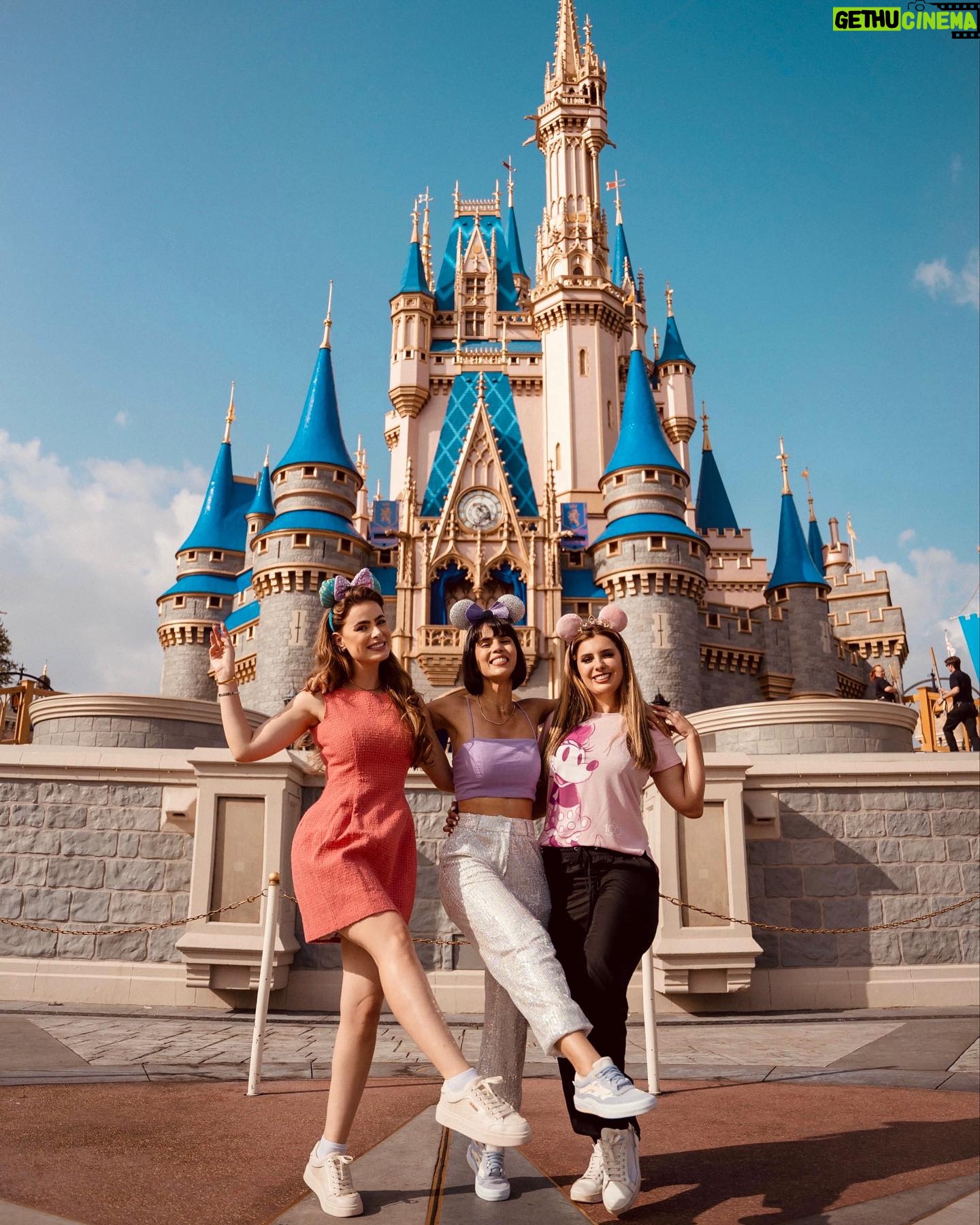 Rayanne Morais Instagram - Disney photodump 🫶🏻 Sobre dias inesquecíveis, cheio de amor, diversão, amizade, cumplicidade e palhaçada que não podia faltar nesse grupo 🤣 Registro By @fotos_na_disney 👏🏻 @victorpecoraro @amayaravieira @brendhahaddad @ricardogaeta_ @julianakelling @franklinmedrado @suhmedrado @beeafrancaa @alexandreagostinho 😘❤️