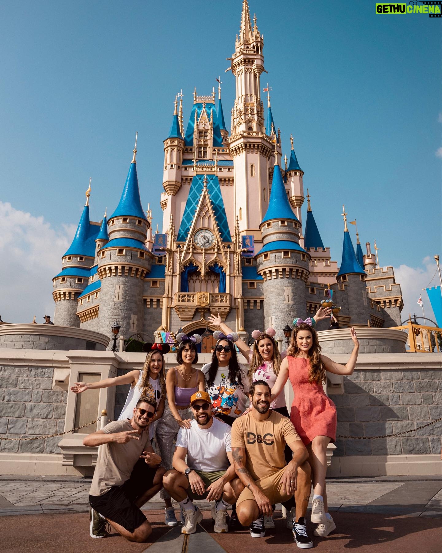 Rayanne Morais Instagram - Disney photodump 🫶🏻 Sobre dias inesquecíveis, cheio de amor, diversão, amizade, cumplicidade e palhaçada que não podia faltar nesse grupo 🤣 Registro By @fotos_na_disney 👏🏻 @victorpecoraro @amayaravieira @brendhahaddad @ricardogaeta_ @julianakelling @franklinmedrado @suhmedrado @beeafrancaa @alexandreagostinho 😘❤️