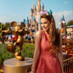 Rayanne Morais Instagram - Eu sou simplesmente apaixonada pelo Magic Kingdom. É MÁGICO DE MAIS!!! E, não é segredo p ninguém que sou fascinada pelo Mickey e Minnie. 🥰 Sim, mora uma criança muito forte dentro de mim. @fotos_na_disney Muito obrigada por registrar esse momento que vai ficar na prateleira dos sonhos realizados. Você é simplesmente maravilhosa 👏🏻 Ti Quiero 😘