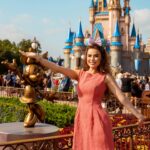 Rayanne Morais Instagram - Eu sou simplesmente apaixonada pelo Magic Kingdom. É MÁGICO DE MAIS!!! E, não é segredo p ninguém que sou fascinada pelo Mickey e Minnie. 🥰 Sim, mora uma criança muito forte dentro de mim. @fotos_na_disney Muito obrigada por registrar esse momento que vai ficar na prateleira dos sonhos realizados. Você é simplesmente maravilhosa 👏🏻 Ti Quiero 😘