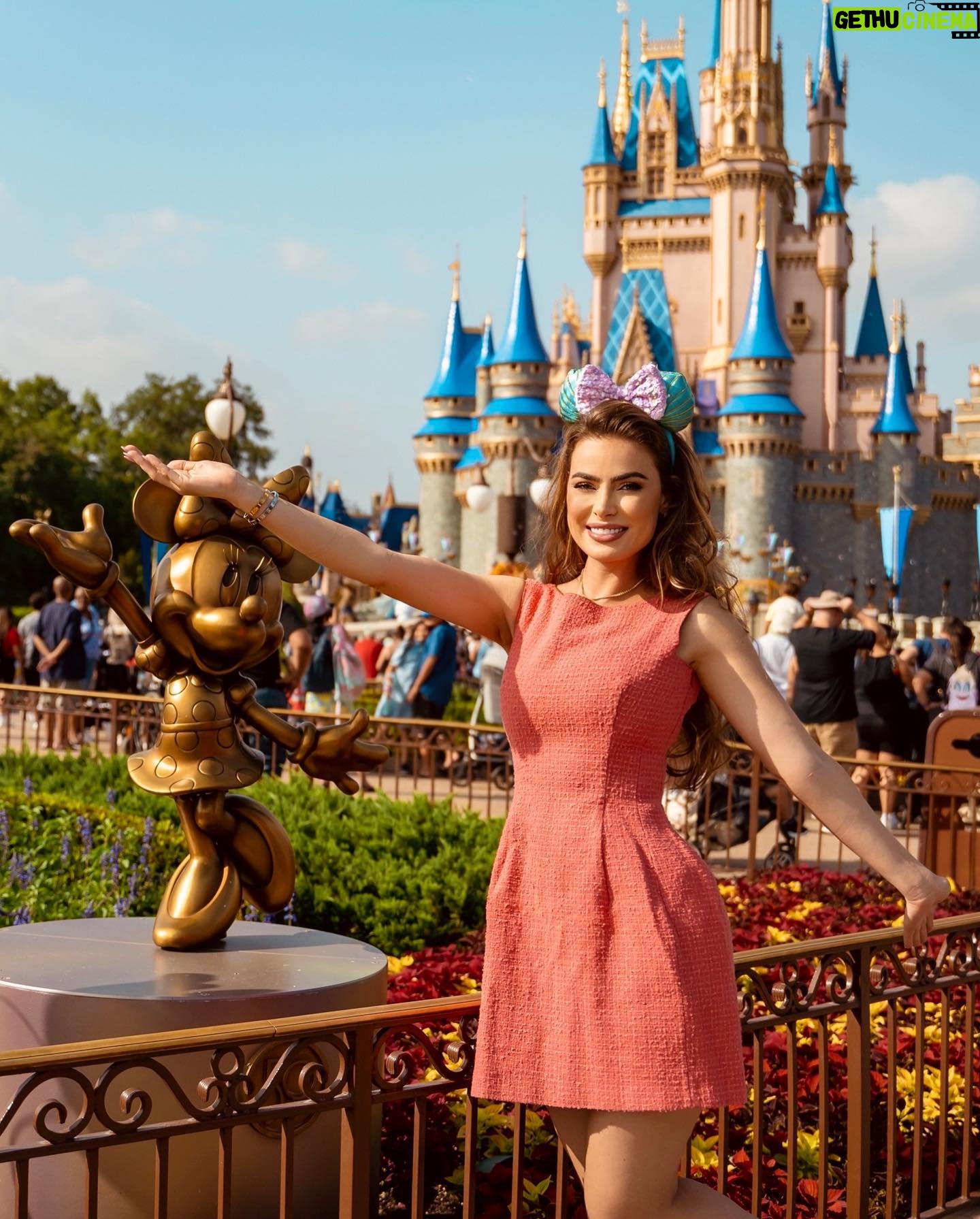 Rayanne Morais Instagram - Eu sou simplesmente apaixonada pelo Magic Kingdom. É MÁGICO DE MAIS!!! E, não é segredo p ninguém que sou fascinada pelo Mickey e Minnie. 🥰 Sim, mora uma criança muito forte dentro de mim. @fotos_na_disney Muito obrigada por registrar esse momento que vai ficar na prateleira dos sonhos realizados. Você é simplesmente maravilhosa 👏🏻 Ti Quiero 😘