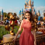 Rayanne Morais Instagram - Eu sou simplesmente apaixonada pelo Magic Kingdom. É MÁGICO DE MAIS!!! E, não é segredo p ninguém que sou fascinada pelo Mickey e Minnie. 🥰 Sim, mora uma criança muito forte dentro de mim. @fotos_na_disney Muito obrigada por registrar esse momento que vai ficar na prateleira dos sonhos realizados. Você é simplesmente maravilhosa 👏🏻 Ti Quiero 😘