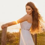 Rayanne Morais Instagram - Uma pausa para contemplar as maravilhas de Deus. Ontem com esse fim de tarde o que ecoava no meu coração era… És adorado entre nós Tão desejado aqui Mas nada se comparará Com a glória que há de vir. Eu não sou daqui, pra casa voltarei. Ele vira me buscar e com Ele eu irei. (Deus) Agradecia por tudo que Ele fez com amor e almejava o meu Senhor. Quantos estão iludidos com esse mundo, perdendo seu tempo nessa Matrix passageira!? Não tem nada de errado em viver contemplando tudo isso que Deus fez para nós, que é esplêndido ( é uma forma de gratidão), mas sem perder a essência a nossa alma para as futilidades desse mundo. Quem é você nesse mundo? Eu tenho certeza que não sou daqui!!! Que pra casa voltarei ao lado do meu pai Deus Yeshua. Se aqui é lindo desse jeito, imagina no céu com Ele. Não se acostumem com essa frase “Jesus está voltando” Pois Ele está vindo buscar os seus!!! 📷 @jessicalimafotografia Obrigada por sua sensibilidade. Você é uma escolhida amada #gratidão #amor #vida #jesus