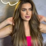 Rayanne Morais Instagram - Aquele preenchimento de pontas que muda tudo!! Mega hair invisível é a renovação da sua autoestima em 20 minutos . Invista em você com a melhor técnica de mega hair do mercado e única aprovada por dermatologistas. Cores personalizadas , encaixe perfeito , naturalidade !!! Cabelos legítimos brasileiros do sul com durabilidade de anos . #megahair #megahaifitaadesiva #megahairrecreio #megahairdossonhos #cabelo @dany.oliveirahair