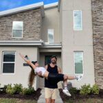 Rayanne Morais Instagram – Bodas de beijinhos 💋

Chegamosssssssss

Obrigada Senhor 🙏🏻 
Nossa primeira viagem internacional juntos comemorando nossa bodas de beijinhos ( 1 mês de casados) @victorpecoraro 
 
@mrfloridavacation @happilyeverhome_orlando Obrigada por nos receber com tanto carinho nessa casa que dispensa comentários 😍 

💋 10/09/2023 

1/ Mês de casados 👰🏼‍♀️🤵🏻‍♂️

#MoraisPecoraro #Viagem #usa #orlando #segundaluademel
