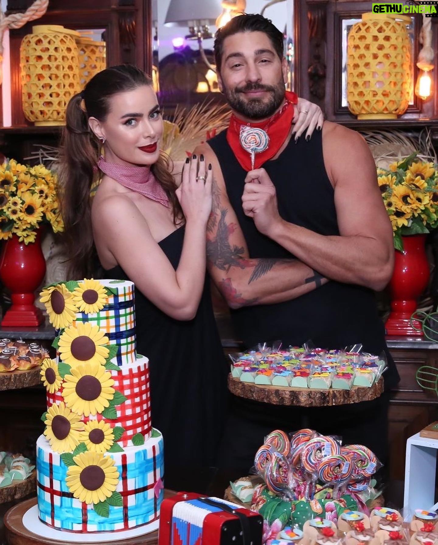 Rayanne Morais Instagram - Um pouquinho de ontem da nossa festa junina 🔥 Pelos olhos do @robertofilho_profissional 🤍 E já teve noivinha ontem 🥰 Noivos caipiras🫶🏻 SIM!!! Sim na festa junina, no nosso casamento e para todo sempre!!! Sempre te amarei!!! @victorpecoraro A vida é feita no presente!!! Viva a vida com amor e aproveita o presente de todos os dias que Deus nos dá!!! Foto @robertofilho_profissional @agenciabrazilnews