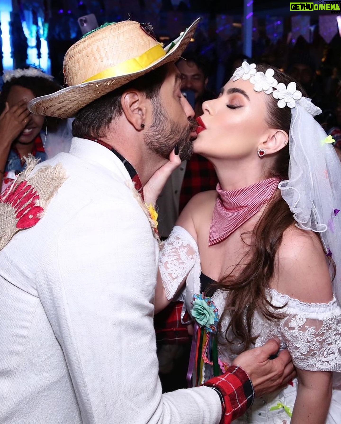 Rayanne Morais Instagram - Um pouquinho de ontem da nossa festa junina 🔥 Pelos olhos do @robertofilho_profissional 🤍 E já teve noivinha ontem 🥰 Noivos caipiras🫶🏻 SIM!!! Sim na festa junina, no nosso casamento e para todo sempre!!! Sempre te amarei!!! @victorpecoraro A vida é feita no presente!!! Viva a vida com amor e aproveita o presente de todos os dias que Deus nos dá!!! Foto @robertofilho_profissional @agenciabrazilnews