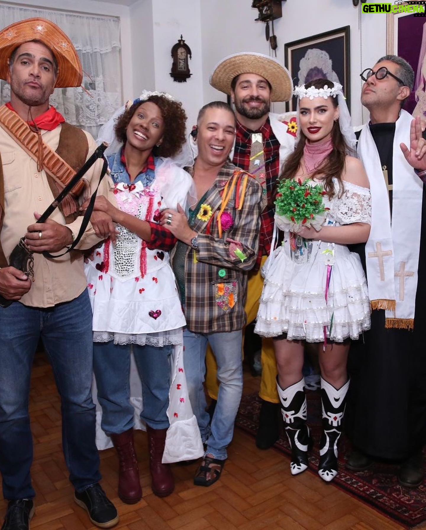 Rayanne Morais Instagram - Um pouquinho de ontem da nossa festa junina 🔥 Pelos olhos do @robertofilho_profissional 🤍 E já teve noivinha ontem 🥰 Noivos caipiras🫶🏻 SIM!!! Sim na festa junina, no nosso casamento e para todo sempre!!! Sempre te amarei!!! @victorpecoraro A vida é feita no presente!!! Viva a vida com amor e aproveita o presente de todos os dias que Deus nos dá!!! Foto @robertofilho_profissional @agenciabrazilnews