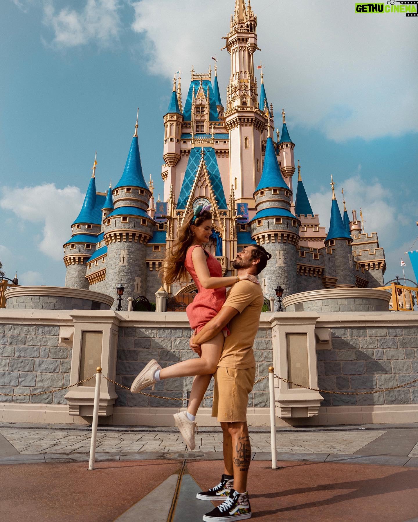 Rayanne Morais Instagram - Disney photodump 🫶🏻 Sobre dias inesquecíveis, cheio de amor, diversão, amizade, cumplicidade e palhaçada que não podia faltar nesse grupo 🤣 Registro By @fotos_na_disney 👏🏻 @victorpecoraro @amayaravieira @brendhahaddad @ricardogaeta_ @julianakelling @franklinmedrado @suhmedrado @beeafrancaa @alexandreagostinho 😘❤️