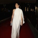 Razane Jammal Instagram - بفتخر إنّي بنتمي ل مركز سرطان الأطفال وبفتخر بتاريخ هالجمعية وبكل شي عملته للأطفال المصابين بمرض السرطان من سنة ال 2002 لهلأ. ومن بعد 22 سنة، ومع كل الصعوبات الاقتصادية يلّي واجهناها بلبنان وخاصةً بعد الإنفجار، هالجمعية بدل ما تسكر بوابها بقيت واقفة على إجريا وإذا شي زادت مسؤولياتها وعدد الأطفال يلّي عم تهتم فيهن. متل ما بتعرفو، أنا خسرت إمّي بالسرطان ،وهيدي كانت أصعب تجربة بعيشها بحياتي.. لمّا منخسر حدا منحبّو عندنا خيارين: يا منستسلم، يا منقرّر إنّو نعطي معنى لحياتنا. ومسؤوليتنا نحنا يلي بقينا هون إنو نحمل الشعلة ونكمل مسيرة يلّي راحو وننشر الأمل والتوعية قد ما فينا. شكرا لكل الناس يلي شاركونا بالحفل وحسسّونا إنو نحنا عايلة وحدة. شكرا لكل يلّي تبرّعوا و كل شخص ساعدنا انه نكون سند لهالعيل يلّي بحاجة لإلنا وساعد هالأطفال الأبطال يلّي عم يمرؤو بأصعب مرحلة بحياتن. Styled by @farahmounzer