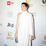 Razane Jammal Instagram - بفتخر إنّي بنتمي ل مركز سرطان الأطفال وبفتخر بتاريخ هالجمعية وبكل شي عملته للأطفال المصابين بمرض السرطان من سنة ال 2002 لهلأ. ومن بعد 22 سنة، ومع كل الصعوبات الاقتصادية يلّي واجهناها بلبنان وخاصةً بعد الإنفجار، هالجمعية بدل ما تسكر بوابها بقيت واقفة على إجريا وإذا شي زادت مسؤولياتها وعدد الأطفال يلّي عم تهتم فيهن. متل ما بتعرفو، أنا خسرت إمّي بالسرطان ،وهيدي كانت أصعب تجربة بعيشها بحياتي.. لمّا منخسر حدا منحبّو عندنا خيارين: يا منستسلم، يا منقرّر إنّو نعطي معنى لحياتنا. ومسؤوليتنا نحنا يلي بقينا هون إنو نحمل الشعلة ونكمل مسيرة يلّي راحو وننشر الأمل والتوعية قد ما فينا. شكرا لكل الناس يلي شاركونا بالحفل وحسسّونا إنو نحنا عايلة وحدة. شكرا لكل يلّي تبرّعوا و كل شخص ساعدنا انه نكون سند لهالعيل يلّي بحاجة لإلنا وساعد هالأطفال الأبطال يلّي عم يمرؤو بأصعب مرحلة بحياتن. Styled by @farahmounzer