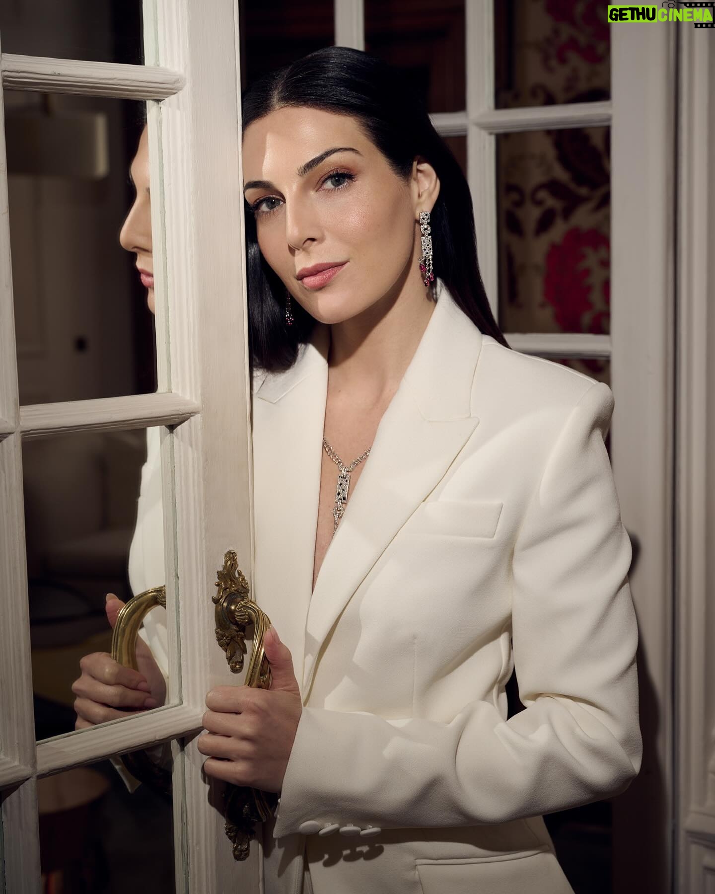 Razane Jammal Instagram - Welcome to me @cartier ๐ Proud to announce that Iโm the newest ambassador for the maison #Cartier #CartierJewelry #cartierpanthere ุญุงุจุฉ ุฅุนูู ุฅููู ุงูุถู
ููุช ูุนุงููุฉ ูุงุฑุชููู ูุณููุฑุฉ ูุฅูู ุจุงูุดุฑู ุงูุฃูุณุท ูุนูู ุงูู
ุณุชูู ุงูุฏููู. ๐ธ @mrbertiewatson