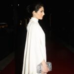 Razane Jammal Instagram - بفتخر إنّي بنتمي ل مركز سرطان الأطفال وبفتخر بتاريخ هالجمعية وبكل شي عملته للأطفال المصابين بمرض السرطان من سنة ال 2002 لهلأ. ومن بعد 22 سنة، ومع كل الصعوبات الاقتصادية يلّي واجهناها بلبنان وخاصةً بعد الإنفجار، هالجمعية بدل ما تسكر بوابها بقيت واقفة على إجريا وإذا شي زادت مسؤولياتها وعدد الأطفال يلّي عم تهتم فيهن. متل ما بتعرفو، أنا خسرت إمّي بالسرطان ،وهيدي كانت أصعب تجربة بعيشها بحياتي.. لمّا منخسر حدا منحبّو عندنا خيارين: يا منستسلم، يا منقرّر إنّو نعطي معنى لحياتنا. ومسؤوليتنا نحنا يلي بقينا هون إنو نحمل الشعلة ونكمل مسيرة يلّي راحو وننشر الأمل والتوعية قد ما فينا. شكرا لكل الناس يلي شاركونا بالحفل وحسسّونا إنو نحنا عايلة وحدة. شكرا لكل يلّي تبرّعوا و كل شخص ساعدنا انه نكون سند لهالعيل يلّي بحاجة لإلنا وساعد هالأطفال الأبطال يلّي عم يمرؤو بأصعب مرحلة بحياتن. Styled by @farahmounzer