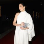 Razane Jammal Instagram - بفتخر إنّي بنتمي ل مركز سرطان الأطفال وبفتخر بتاريخ هالجمعية وبكل شي عملته للأطفال المصابين بمرض السرطان من سنة ال 2002 لهلأ. ومن بعد 22 سنة، ومع كل الصعوبات الاقتصادية يلّي واجهناها بلبنان وخاصةً بعد الإنفجار، هالجمعية بدل ما تسكر بوابها بقيت واقفة على إجريا وإذا شي زادت مسؤولياتها وعدد الأطفال يلّي عم تهتم فيهن. متل ما بتعرفو، أنا خسرت إمّي بالسرطان ،وهيدي كانت أصعب تجربة بعيشها بحياتي.. لمّا منخسر حدا منحبّو عندنا خيارين: يا منستسلم، يا منقرّر إنّو نعطي معنى لحياتنا. ومسؤوليتنا نحنا يلي بقينا هون إنو نحمل الشعلة ونكمل مسيرة يلّي راحو وننشر الأمل والتوعية قد ما فينا. شكرا لكل الناس يلي شاركونا بالحفل وحسسّونا إنو نحنا عايلة وحدة. شكرا لكل يلّي تبرّعوا و كل شخص ساعدنا انه نكون سند لهالعيل يلّي بحاجة لإلنا وساعد هالأطفال الأبطال يلّي عم يمرؤو بأصعب مرحلة بحياتن. Styled by @farahmounzer