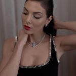 Razane Jammal Instagram – Sourire? C’est comme ça?

@cartier by @virgile.guinard 

#cartier #louvreabudhabi #cartierislamicart