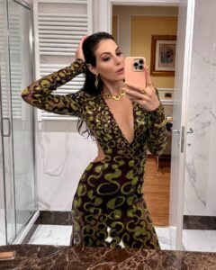 Razane Jammal Instagram - Gone fishin’ but make it @eliesaabworld 🎣 لابسة لوك من تصميم إيلي صعب مستوحا من الطحالب لعشا تحت عنوان 