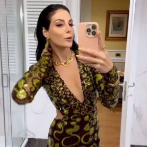 Razane Jammal Instagram - Gone fishin’ but make it @eliesaabworld 🎣

لابسة لوك من تصميم إيلي صعب مستوحا من الطحالب لعشا تحت عنوان "تحت الماي" بمدينة جينوفا بإيطاليا. شكراً كتير زينا على هالفكرة الرائعة!

Thank you @zkobrossi for coming to the rescue and dressing me as an algae for tonight’s underwater themed gala 🧜🏻‍♀️🐠🪸🐚 #oceanomare 

Dress @eliesaabworld 
Jewels @jude.benhalim 
Styled by @yasmineeissa 
Hair and makeup by me!