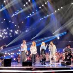Reba McEntire Instagram - C’mon backstage and see never-before-seen footage of our Coaches prepping for their ✨ICONIC ✨Coach performance of “Take It Easy”!! 🎶 🤩