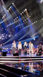 Reba McEntire Instagram - C’mon backstage and see never-before-seen footage of our Coaches prepping for their ✨ICONIC ✨Coach performance of “Take It Easy”!! 🎶 🤩