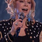 Reba McEntire Instagram - QUEEN @reba kicks off #TheVoice Lives with a BANG tonight performing her brand-new single “I Can’t”!! 👑 ✨🙌