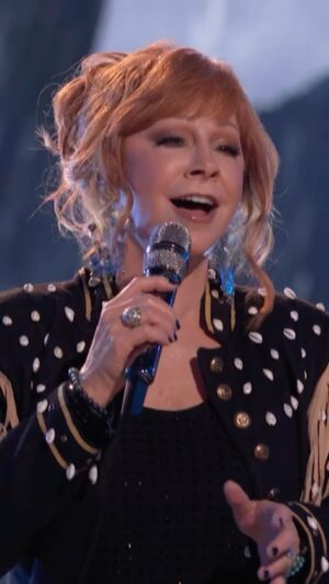 Reba McEntire Instagram - QUEEN @reba kicks off #TheVoice Lives with a BANG tonight performing her brand-new single “I Can’t”!! 👑 ✨🙌