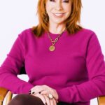 Reba McEntire Instagram - “Does He Love You” is a Grammy-winning, chart-topping, catfighting song that still holds up 30 years later! ❤️ @reba