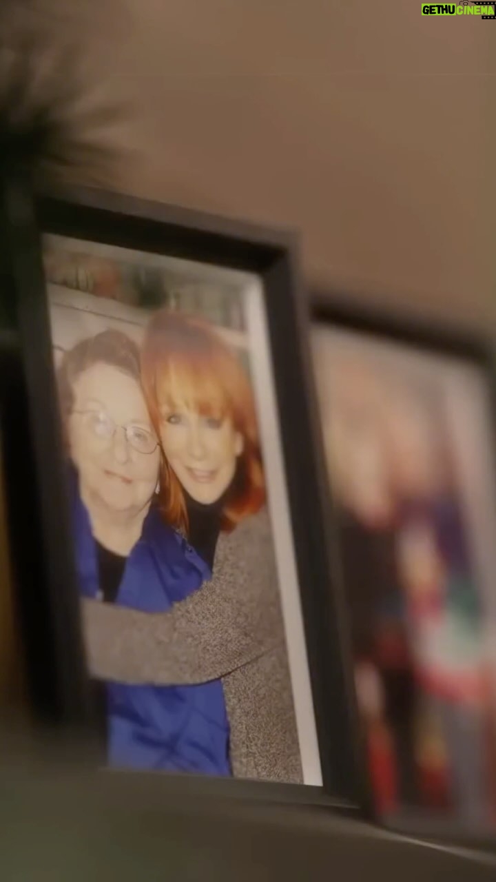 Reba McEntire Instagram - Gather around the fire and settle in for a reading of ‘Twas the Night Before Christmas,’ one of my favorite holiday traditions!