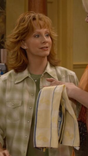 Reba McEntire Instagram - I hope everyone is having a happy Thanksgiving, yard leaf centerpieces and all! 🍂 

Watch this full Thanksgiving episode of #Reba on @AmazonFreevee!