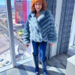 Reba McEntire Instagram - Boots with the fur…#SuperBowl ready! 🏈 🧥Coat: @diomi from @pintoranch 👖Jeans: @reba from @dillards 👢Boots: @oldgringoboots 💇‍♀️Hair: @nickichestnut 💄Makeup: @kristenebmakeup 💃🏼Styling: @talbert1234