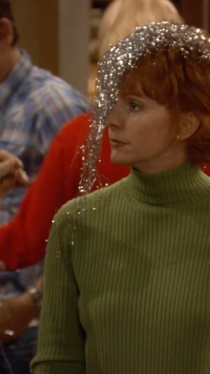 Reba McEntire Instagram - Tag who you’re going to have a tinsel fight with this holiday season! 🎄 #Reba #Tinsel #HappyHolidays