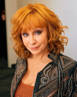 Reba McEntire Instagram - Last night’s #TheVoice glam!

👩🏻‍🦰 Hair: @nickichestnut 
💄 Makeup: @kristenebmakeup 
💃🏼 Styling: @talbert1234