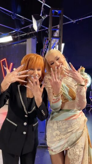 Reba McEntire Instagram - Twinsies! 💅🏼